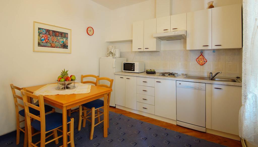 Apartments Lina Novi Vinodolski Rum bild