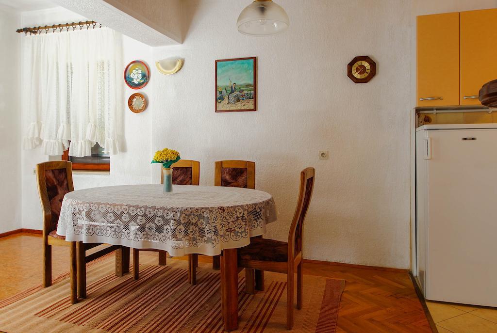 Apartments Lina Novi Vinodolski Rum bild