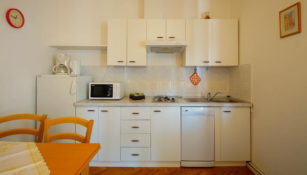 Apartments Lina Novi Vinodolski Rum bild