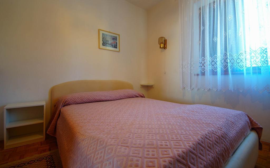 Apartments Lina Novi Vinodolski Rum bild